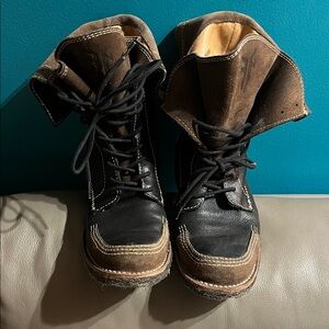 Frye women’s Owen fold over  Black and Brown Leather Boots size 7.5 B